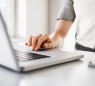 Person arbeitet an Laptop mit der ELO Software
