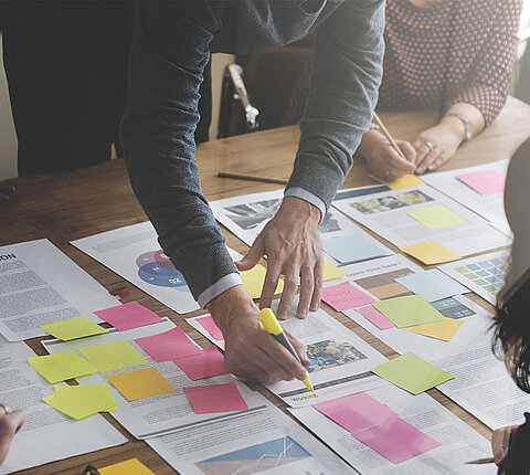 Teamarbeit: Menschen arbeiten zusammen an einem Projekt.